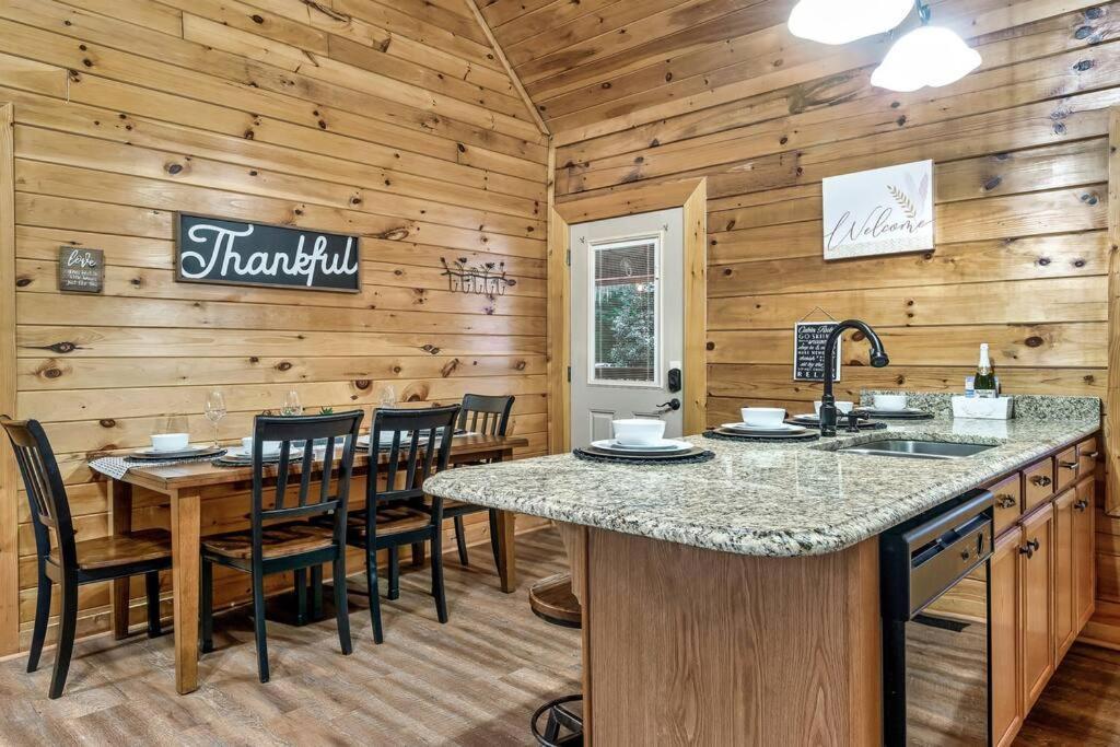 Cabin With New Hot Tub, Near Dollywood .2Bd.2Ba.Sleeps6.Bbq Sevierville Exterior foto