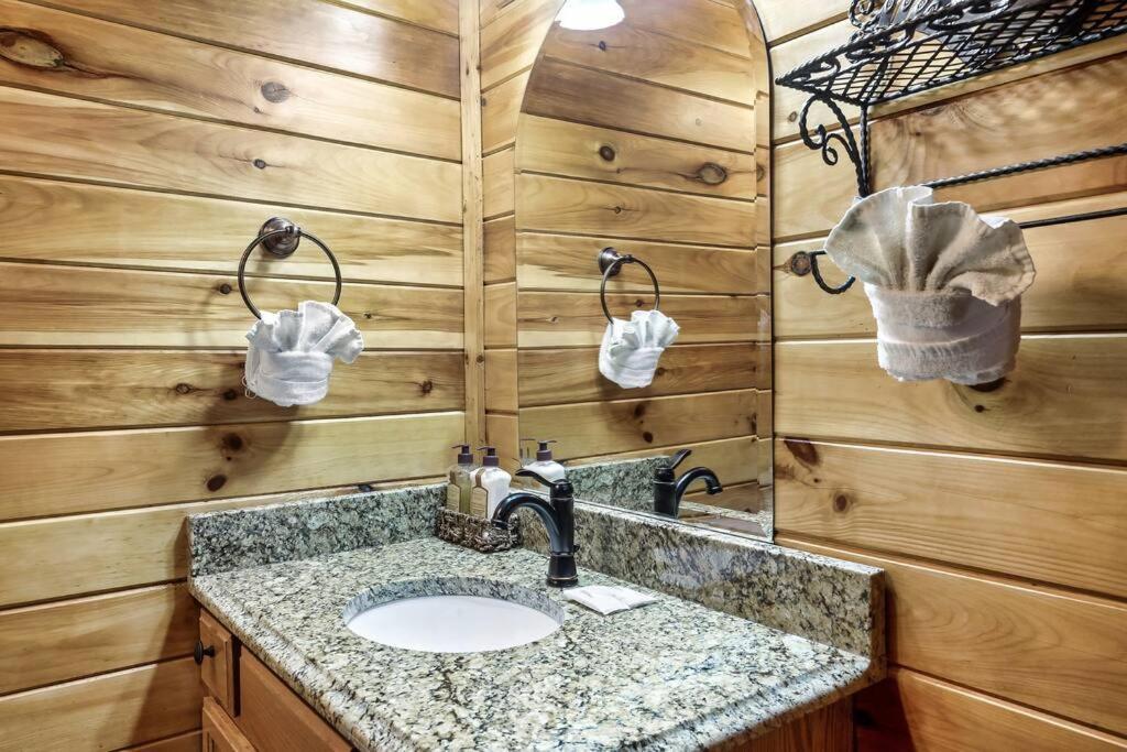 Cabin With New Hot Tub, Near Dollywood .2Bd.2Ba.Sleeps6.Bbq Sevierville Exterior foto
