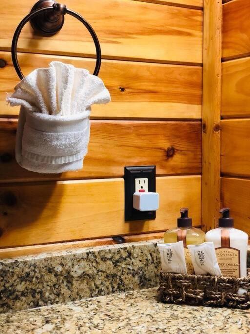 Cabin With New Hot Tub, Near Dollywood .2Bd.2Ba.Sleeps6.Bbq Sevierville Exterior foto